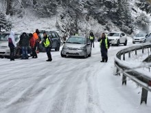 Затвориха пътя за Пампорово, снегът пак ни изненада