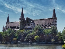 Най-впечатляващото на Замъка в Равадиново е магията на построяването му