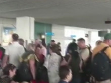 Почти 200 туристи бяха блокирани с часове на летище София 