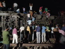 Най-малко 230 души са загинали при влакова катастрофа в Индия