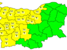 Жълт код за обилни валежи и гръмотевични бури е обявен за половин България