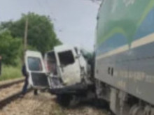 Две жертви след сблъсък между пътнически влак и микробус в Плевенско
