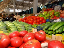 Доматите и ягодите поевтиняват, краставиците и картофите повишават цената си