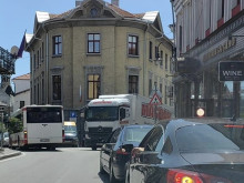 Камион предизвика хаос в центъра на Велико Търново