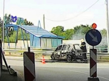 Автомобил изгоря до метростанция в София
