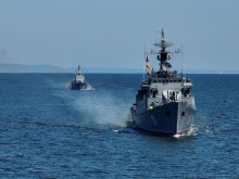 Провежда се тактическо учение на флотилия бойни и спомагателни кораби 