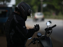 Моторист потроши врата на тролей в центъра на София