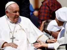 Операцията на папа Франциск е преминала без усложнения