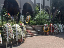 Погребението на Ангел Христов - Геле: Около катедралния храм 