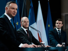 Шолц, Макрон и Дуда обсъждат гаранции за сигурност за Украйна в Париж