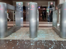СДВР с подробности за счупената стъклена врата в метрото