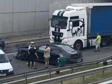 Тежка катастрофа в София, автомобилът е премазан