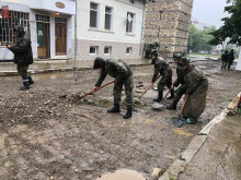 Втори ден военнослужещи от Сухопътните войски помагат за възстановяването на Берковица