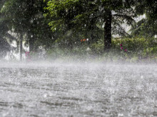 Проливни дъждове и гръмотевични бури до края на седмицата
