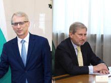 Еврокомисарят Йоханес Хан се срещна с Денков и Габриел и обеща подкрепа от ЕК