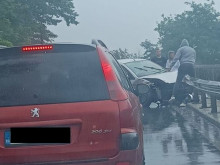 Кола се вряза в мантинела на пътя до Пловдив