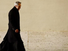 Папа Франциск нареди на бившия помощник на папа Бенедикт да напусне Ватиканa