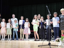Учениците от детската музикална школа в читалището в Устово с годишен концерт
