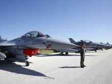 Столтенберг: Обучението на украински пилоти за F-16 вече е в ход
