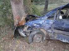 Две деца са загинали, след като 16-годишен заби автомобил в дърво