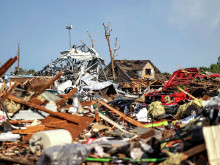 Торнадо в Тексас отне живота на трима души и рани до 100 други