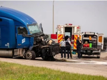 15 души загинаха при катастрофа между автобус и камион в Канада