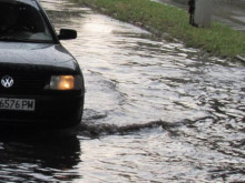 Проливен дъжд и повредена настилка затвориха пътя Видин - Монтана