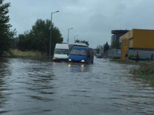Наводнен е участък от пътя София – Златица, движението е блокирано