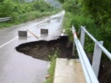 Заради поройните дъждове рухна мост в Монтанско