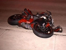 Мотоциклетист е с опасност за живота след удар в бетонна стена в Баните