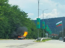 Кола се запали в движение в Шумен, има пострадали