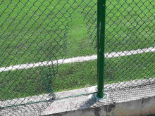 Деца разрязаха мрежата на игрище за минифутбол в Ловеч
