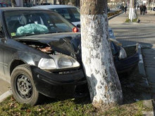 Шофьор загина при удар в дърво край Елин Пелин