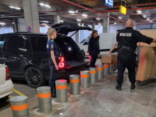Полицаи товарят мебели в автомобила на Любена Павлова