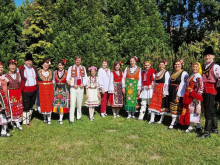 Ревю на автентични фолклорни костюми от колекционери на юбилея на НЧ 