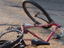 Двама младежи пострадаха при катастрофа между велосипед и лек автомобил 