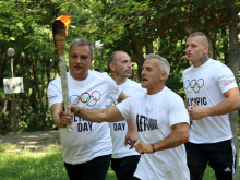 Йордан Йовчев и кметът на Благоевград запалиха символично олимпийския огън в парк 