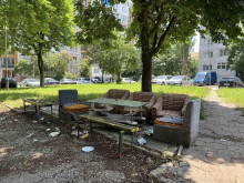 Столичани в потрес: Мръсотия и стари мебели на детска площадка в София
