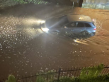 Сигнали за наводнени къщи и паднали дървета в София