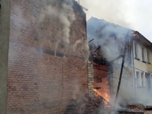 Мъж е пострадал при пожар в стопанска постройка край Кюстендил