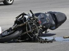 Мотоциклет изхвърча от пътя в Карнобатско
