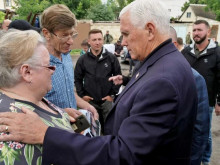 Майк Пенс се среща с Володимир Зеленски в изненадващо пътуване до Украйна