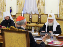 Руският патриарх Кирил проведе среща с пратеника за мир на папа Франциск