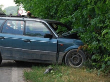 В Плевен е задържан неправоспособен 21-годишен, блъснал се в дърво с откраднат автомобил