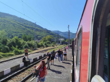 Влакът София - Варна спря аварийно преди Своге