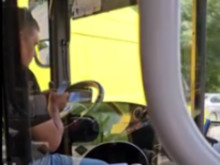 В нарушение: Шофьор на автобус 94 в София си пише на телефона, докато вози пътници