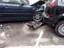 Пиян шофьор потроши автомобил, докато паркира своя