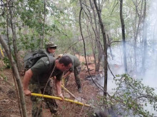 Сухопътни войски оказват помощ в борбата с пожара в землището на село Михилци, Община Хисаря