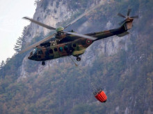 Гасят пожар край Асеновград с военен хеликоптер
