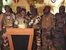 Военната хунта в Габон отваря границите на страната